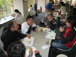 �ٓ��̋i���R�[�i�[�ɂ�